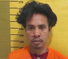 Tersangka M saat mengenakan baju orange