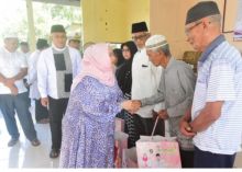 Bupati Kasmarni saat menyerahkan bantuan PAH ke masyarakat Buruk Bakul