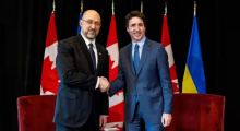 PM Ukraina Denys Shmyhal berjabat tangan dengan PM Kanada Justin Trudeau di Toronto /Reuters