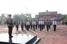 Kapolres Bengkalis saat memberikan penghargaan