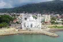 Pesona Masjid Al Hakim Padang, Mirip Taj Mahal di Tepi Pantai  