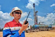 Caption: Perwira PHR melaksanakan aktivitas pekerjaan di Rig Drilling Sumur Petani 168 untuk melakukan pengeboran sumur baru dalam memenuhi ketahanan energi nasional.