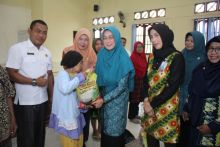 PKK Kabupaten Siak Salurkan Paket Sembako Bagi Kaum Dhuafa