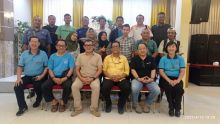 Foto bersama usai berbuka puasa PSMTI Riau dengan awak media 