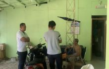 Kasubdit II Ditreskrimsus Polda Riau Kompol Teddy (paling kiri) saat akan mengamankan tersangka ST (duduk) di Jakarta kemarin.