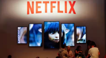 Sistem berbagi kata sandi berbayar Netflix: Gamer dan pengunjung beristirahat di stan Netflix selama pameran game digital terkemuka Eropa Gamescom /AFP