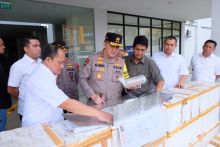 Kapolda Riau Irjen Pol M Iqbal saat melihat bibit lobster yang berhasil diamankan Tim Subdit IV Ditreskrimsus Polda Riau.