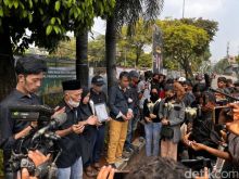 Aksi Solidaritas Tabur Bunga di TKP Kecelakaan Anak Ira Riswana. (detik.com/Foto)