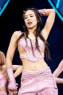 Baju Jennie BLACKPINK di Coachella Bikin Salfok, Pakai Atasan Tembus Pandang. (Twitter/Foto)