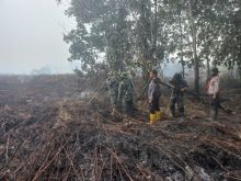 Tim gabungan saat memadamkan api karlahut di pulau rupat