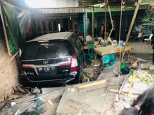 Kondisi mobil setelah menabrak teras rumah warga di Bathin Solapan
