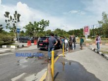 Mobdin Pemkab Bengkalis yang dihadang warga saat menerobos antrian roro