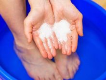 Merendam Kaki dengan Air Garam