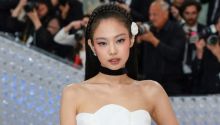 Jennie BLACKPINK Hadiri Met Gala 2023, Bawakan Tema Karl Lagerfeld: A Line of Beauty. (Twitter/Foto)