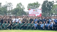 Kapolda Riau dan Danrem 031 Wirabima foto bersama ratusan personelnya usai olahraga bersama di Lapangan Pancasila, Selasa pagi
