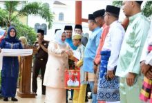 Bupati Kasmarni saat berikan penghargaan