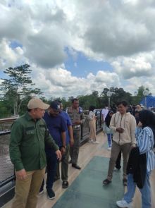 Libur Lebaran 1444 H Ribuan Pengunjung Padati Skywalk Tengku Buwang Asmara.