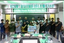 Caption : Rektor Universitas Islam Riau Prof Dr Syafrinaldi dan Corporate Secretary PTPN V Bambang Budi Santoso berfoto bersama para penerima beasiswa mahasiswa berprestasi Universitas Islam Riau. Rektor UIR mengapresiasi program beasiswa PTPN V sebagai upaya peningkatan kualitas pendidikan dan seja