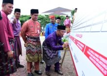 Wabup Bengkalis dan Kadisdik saat menandatangi deklarasi sekolah ramah anak