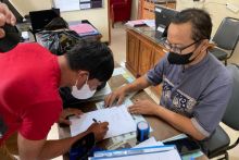 Fajar Nugroho mengembalikan hadiah pemberian Gubernur Jawa Tengah Ganjar Pranowo. Sumber: kompas.com