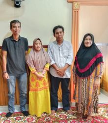 _Caption : Azizah (tengah) berfoto bersama Manajer Plasma KKPA Sei Pagar, Muhammad Rudi didampingi kedua orangtuanya Jalaluddin Sinaga dan Ernalina Br Ginting. Azizah merupakan salah satu delegasi Indonesia untuk berlaga di olimpiade khusus musim panas Jerman, Juni mendatang._
