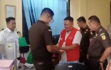 Kades Senderak saat ditahan pihak kejaksaan Negeri Bengkalis