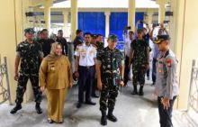 Bupati Kasmarni saat menyambut kedatangan Danrem 031 Wirabima