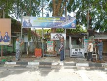 Dan Posal Bengkalis beserta jajaran saat pemasangan baleho