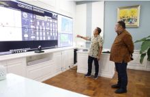 CEO PTPN V Jatmiko Santosa menerangkan program transformasi digitalisasi kepada Direktur Jenderal Perkebunan Kementerian Pertanian RI, Andi Nur Alamsyah. Kinerja solid PTPN V selama empat tahun terakhir tak lepas dari strategi Jatmiko yang menjadikan digitalisasi sebagai bagian creating shared value