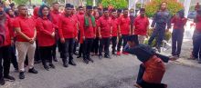 Ketua PDI-P Riau Zukri Misran bersama rombongan mendaftarkan nama caleg ke KPU Riau disambut atraksi silat 