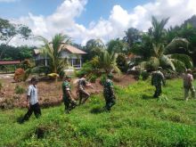 Danramil 01 Bengkalis saat surve lokasi program air bersih