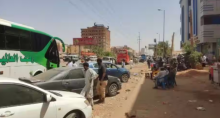 Orang-orang berkumpul di stasiun bus di Khartoum selatan untuk meninggalkan ibu kota Sudan ke daerah yang lebih aman /AFP
