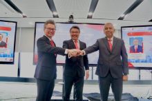 _Dirut PT Pertamina Internasional EP Jaffee Arizon Suardin (kiri) Dirut PT PHI Jhon Anis dan Dirut PT PHR Chalid Said Salim usai pelantikan di Jakarta, Senin (22/5)._