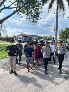 Para tersangka saat diamankan kepolisian Polres Bengkalis