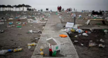 Para ilmuwan telah menemukan bahwa sebagian besar partikel plastik yang jatuh di area tangkapan Paris seluas 2.500 kilometer persegi (965 mil persegi) adalah nilon dan poliester, mungkin dari pakaian /Reuters
