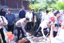 Kembali Polres Siak Gelar Peletakan Batu Pertama Program Bedah Rumah Presisi 