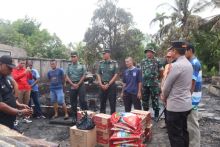 Dandim 0303 Bengkalis saat memberikan bantuan kepada korban rumah terbakar