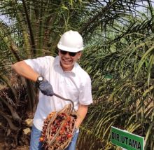 Caption: CEO PTPN V, Jatmiko Santosa saat mengangkat tandan buah segar sawit milik petani mitra perusahaan. Jatmiko menegaskan PTPN V telah kembali ke khitahnya sebagai perusahaan perkebunan milik negara yang tumbuh dan berkembang bersama petani._