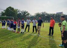 Caption : Ketua SPBUN PTPN V, Asmanudin Sinaga (tengah) sesaat setelah membuka turnamen di Liga Sentra Indonesia 2023 zona Riau yang memperebutkan Piala Direktur PTPN V yang diselenggarakan di Lapangan Sepakbola Kantor Direksi PTPN V, Pekanbaru. Sebanyak 32 tim berlaga di ajang tersebut yang turut d