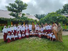 Caption : Manajer PKS Sei Rokan Andri didampingi Kepala SDN 11 Pagaran Tapah Darussalam Hendriyanto berfoto bersama guru dan pelajar di halaman gedung sekolah yang baru selesai direnovasi PTPN V. Perusahaan plat merah tersebut merenovasi seluruh ruang kelas, majelis guru, perpustakaan, hingga toilet