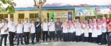 Ketua Komisi IV dan para guru SDN 048 Desa Bathin Betuah