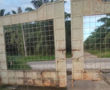 Pintu keluar masuk PT Meskom Agro Sarimas yang tersegel