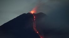 Gunung Semeru Semburkan Lava Pijar 2Km, Warga Diminta Menjauh 13 Km dari Puncak. (CNN/Foto)