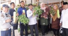 Wabup Bengkalis saat resmikan warung sayur mayur di Pambang Baru