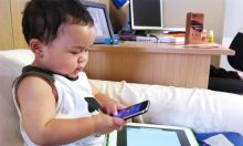 Banyak Bermain Gadget Memicu Speech Delay pada Anak, Bunda Wajib Tahu!. (Twitter/Ilustrasi/Foto)