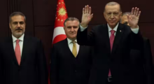 Presiden Turki Recep Tayyip Erdogan (kanan) melambaikan tangan di sebelah Menteri Luar Negeri baru Hakan Fidan (kiri) saat ia memperkenalkan kabinet baru negara itu di Istana Cankaya setelah ia dilantik sebagai Presiden di Parlemen di Ankara pada 3 Juni 2023 /AFP
