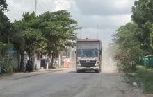 Truk batu bara melintas bebas di jalan provinsi di kelurahan Peranap (Istimewa)