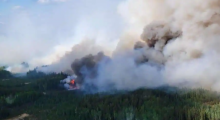 Asap membubung di atas perimeter tenggara api Paskwa (HWF030) saat terbakar di dekat Danau Fox, Alberta, Kanada 16 Mei 2023 /Reuters
