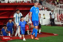 Jan Ethes Digandeng Kiper Argentina, Reaksi Gibran Bikin Netizen Ngakak. (TimesIndonesia/Foto)