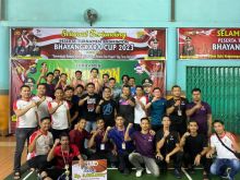 Sesi foto bersama panitia dan pemain